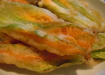 fiori di zucchina fritti ripieni - gevulde en gefrituurde courgettebloemen