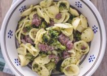 Orecchiette broccoli e salsiccia - oortjespasta met broccoli en saucijs.